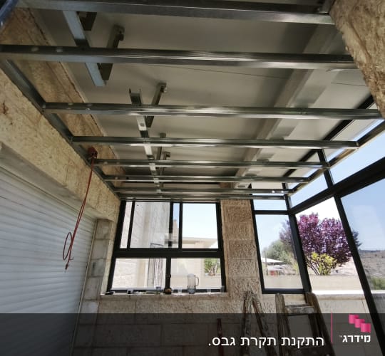 תקרת גבס עם מסגרת מתכת וחלונות גדולים